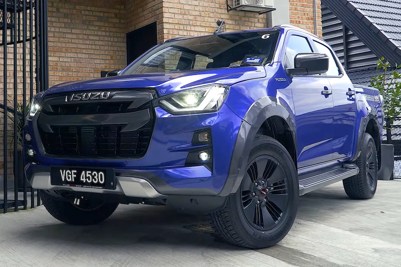 Isuzu D-Max V-Cross 3.0 4x4 ปี 2021 ยกสูง สวยจัด
